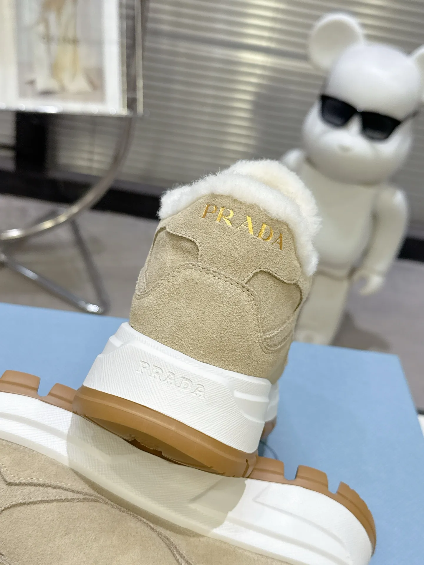 【PRADA】P: 660💰Couple style▪️Size: Women’s 35-40⚛Size: Men’s 39-44(45 customized) 2025 𝐬𝐬Prada’s new product, coming with strength! ❣️Many Internet celebrities have the same style, fashionable and versatile nice items, original shoes are developed and purchased from Italian counters, and are reproduced 1:1 according to the original taste. This year’s theme is not to be defined, embodying texture through simplicity💛From thick-soled sneakers to zigzag short boots to 2025 flat shoes, everything reveals a sure-fire momentum... It combines gentleness and handsomeness, the finishing touch for women❤️ Wear-resistant and ultra-light two-color outsole.